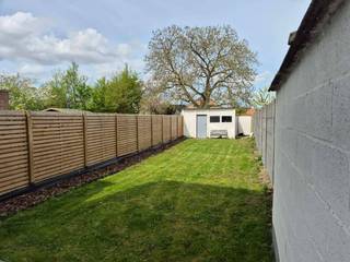 Appartement 90m², 2 slaapkamers + tuin 100m²<br /><br /><br /><br />Op een rustige en toch zeer centrale locatie vindt u dit zeer gezellige gelijkvloerse appartement. De originele bouw dateert van 1975, maar sedert 2016 werd alles vernieuwd: nieuwe keuken met vaatwasser, badkamer, nieuwe CV-ketel, elektriciteit, vloeren, plakkerij, nieuwe ramen met HR-glas, omheining tuin, dak van het tuinhuis, isolatie dak apptn. + zijmuur etc… De gemeenschappelijke inkomhal is ruim en geschikt voor bv. een kinderkoets of fiets.<br />Het appartement zelf heeft een eigen inkomhal, een living met open keuken ( ca.30m²), een nachthal, nieuwe badkamer met lavabo, spiegelkast en douche, 2 slaapkamers ( ca.16m² en 10m²), een berging met CV ( vernieuwd) waar er plaats is voor een wasmachine en eventueel een droogkast, een gastentoilet, een mooi terras in blauwe steen ( ca 20m²), en een grote tuin ( ca.100m²) met tuinhuis. De elektriciteit is conform ( blanco attest!) en dak + zijgevel(s) werden extra geïsoleerd (zeer goede EPC). Kelder aanwezig met veel bergruimte. Geen lift dus geen maandelijkse kosten.<br /><br />Contacteer voor meer info op 0494/99.72.85 of mail naar jolien.van.damme@hotmail.com