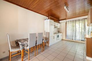 Bent u op zoek naar een appartement te koop in Oostrozebeke? Dit instapklare 2-slaapkamerappartement op de eerste verdieping van een kleinschalige residentie met slechts vier appartementen combineert een centrale ligging met een praktische indeling en energiezuinig wooncomfort. Ideaal als starterswoning of vastgoedinvestering.Dankzij de uitstekende centrumligging bevinden bakker, slager, winkels, school en park zich op wandelafstand. Hier geniet u van alle dagelijkse voorzieningen binnen handbereik.Via de inkomhal met apart gastentoilet bereikt u de lichtrijke leefruimte met open keuken. De keuken is uitgerust met een elektrische kookplaat, dampkap, koelkast en spoelbak. Aansluitend bevindt zich een praktische berging/wasplaats en een aangenaam terras waar u in alle rust kunt genieten.Op de verdieping zijn er twee ruime slaapkamers van respectievelijk 12 m² en 15 m². De badkamer is voorzien van een douche, lavabo en een tweede toilet.Daarnaast beschikt het appartement over een gemeenschappelijke fietsenberging en een privatieve kelderberging.Troeven:- Centrumligging in Oostrozebeke- Instapklaar 2-slaapkamerappartement- Gezellig terras- Conforme elektrische installatie- Energiezuinige verwarming via lucht/lucht-warmtepomp- Kleinschalige residentie met slechts 4 appartementen- Geen syndickosten- Ideaal als investering of voor startersBent u op zoek naar een appartement met terras in Oostrozebeke of een interessante investering? Contacteer ons vandaag nog voor meer informatie of een bezoek ter plaatse.