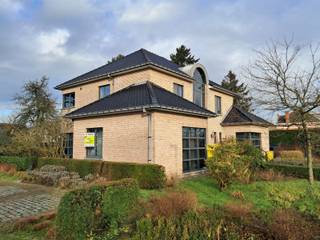 <p>In het centrum van Meerhout kan u een gelijkvloerse gemeubelde kantoren huren voor 1200 euro per maand.</p>
<p>Indeling : inkomhal met balie, open kantoorruimte, aparte vergaderzaal, directeurskantoor, keuken, terras en voldoende parkeerplaatsen voor de deur.</p>
<p>EPC 282 kWh/m², energielabel C (certificaatnummer: 20241230-0003487245-KNR-1)</p>
<p>Bouwjaar 1996, verwarming mazout, bruikbare oppervlakte 120m².</p>
<p>1200 euro/maand, éénmalige kost voor de plaatsbeschrijving.</p>