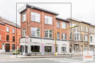 Bent u opzoek naar een opbrengsteigendom in Gent? Dan is dit pand, onderverdeeld in een handelspand en 2 appartementen mogelijk iets voor u.Het pand...