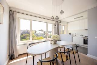 <p><span>Dit comfortabele appartement ligt op de tweede verdieping van een kleinschalig en goed onderhouden gebouw, te vinden in een rustige woonwijk. Het recent-gerenoveerde én geïsoleerde dak zorgen voor een prima EPC score. Het commercieel centrum van Wilrijk is op wandelafstand verwijderd en voor een verdere uitstap zijn snelwegen en invalswegen vlakbij. Wie liever de rust opzoekt zal ongetwijfeld baat hebben bij de omliggende parken. Kortom: een centraal gelegen appartement voor wie een kalme omgeving ook zeker welkom is.</span></p><p><span> </span></p><p><span>Binnenkomen doen we via een praktische inkomhal waar een handige ruimte is om jassen en schoenen op te bergen. Apart toilet is hier ook aanwezig.</span></p><p><span> </span></p><p><span>De woonkamer geniet van een fijne lichtinval met voldoende plaats voor een grote eettafel en een gezellig salon.</span></p><p><span> </span></p><p><span>Aangrenzend ligt de keuken, dewelke is uitgerust met gasvuur, oven en vaatwasser; de koelkast staat apart. De talrijke witte inbouwkasten maken deze uiterst functioneel, de groene accentmuur zorgt voor een frisse uitstraling.</span></p><p><span> </span></p><p><span>Het appartement beschikt over twee slaapkamers. De grootste van de twee is ruim en heeft genoeg plaats voor bed en kleerkast. De tweede slaapkamer wordt vandaag als vestiaire gebruikt, waarbij een muur werd aangekleed met ingemaakte kasten. Verder is hier nog een fijn balkon te vinden.</span></p><p><span> </span></p><p><span>De badkamer werd net opgefrist en is praktisch en onderhoudsvriendelijk Ze omvat een ligbad met douchekop en dubbele lavabo met enkele kasten.</span></p><p><span> </span></p><p><span>Bovenop het appartement is er nog toegang tot een afgescheiden, volledig afgewerkte ruimte die ook nog een mooie oppervlakte kent. Vandaag is hier al een aansluiting voor wasmachine en droogkast te vinden, alsook een warmtepomp die de ruimte verwarmt en koelt. Deze kamer kan perfect gebruikt worden als creatief atelier, bureauruimte of eventueel als derde slaapkamer. Aanvullend geeft deze kamer uit op het platte dak, dat eventueel de mogelijkheid biedt om aan te kleden als een gezellig dakterras.</span></p><p><span> </span></p><p><span>Ten slotte hoort er bij het appartement nog een ruime garagebox. Ook op de oprit ervoor kunnen nog twee auto's geparkeerd staan. De garage is optioneel aan te kopen voor € 25.000.</span></p><p><span> </span></p><p><span>Troeven</span></p><p><span> </span></p><ul><li><span>Rustige buurt, toch centraal gelegen</span></li><li><span>Kleinschalig gebouw, lage gemeenschappelijke kost (€50/M)</span></li><li><span>Geïsoleerd dak</span></li><li><span>Goed EPC</span></li><li><span>Ruime en volledig afgewerkte polyvalente kamer.</span></li><li><span>Grote garagebox</span></li></ul>