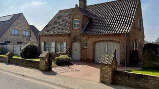 Charmante instapklare villa in rustige woonwijk, op wandelafstand van centrum & kustWelkom in deze alleenstaande, instapklare villa, gelegen in een...