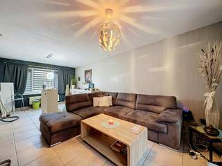 L'appartement du rez-de-chaussée est situé à deux pas du centre de Zulte et bénéficie d'un emplacement idéal à proximité de différentes routes d'accès, offrant une connexion fluide vers Waregem et Deinze. <br /><br /><br />MISE EN PAGE :<br /><br />- hall d'entrée <br />- toilettes <br />- espace de vie spacieux<br />- cuisine installée <br />- hall spacieux <br />- chambre 1<br />- chambre 2<br />- salle de bain avec lavabo et cabine de douche <br /><br />AVANTAGES :<br />+ 2 chambres<br />+ appartement au rez-de-chaussée<br />+ espace de vie spacieux <br />+ petite résidence <br />+ EPC favorable <br /><br /><br /><br />Les images générées par l’IA sont fournies en guise d'inspiration. Elles ne tiennent pas compte des spécifications techniques, ni des renseignements urbanistiques, ni des possibilités concrètes de réalisation.