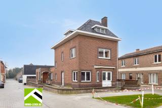 Deze woning is gelegen in een rustige woonbuurt in de rand van het stadscentrum.Ruime indeling met zo'n 240 m² aan woonruimte en aparte ingang voor...