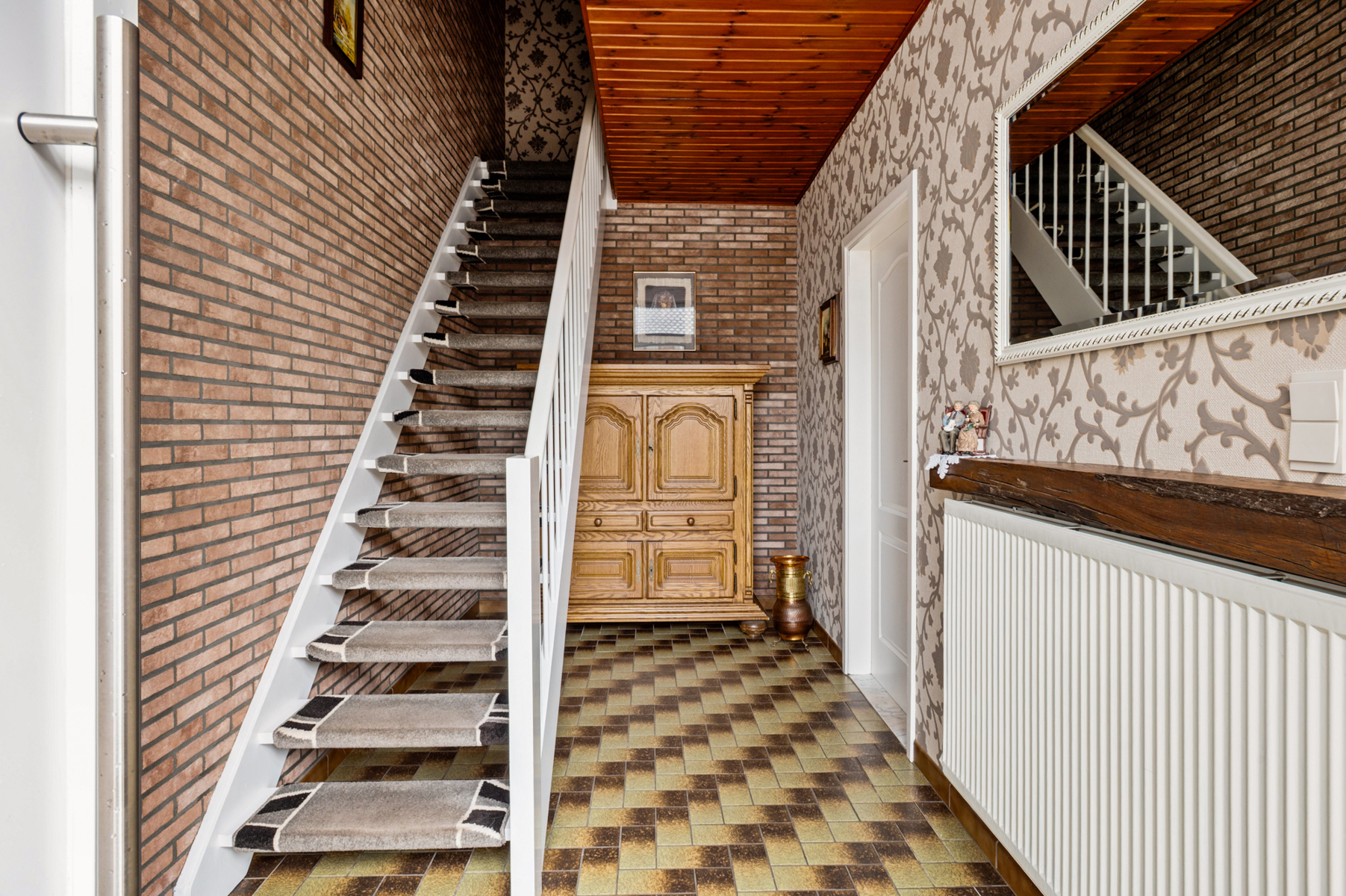 Gesloten bebouwing op een perceel van 204m² in Hoevenen. - foto 2