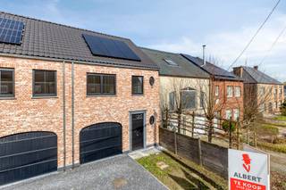 <p><span>Gesloten nieuwbouwwoning met 4 slpks en garage in Lede</span></p>
<p><span>Ben je op zoek naar een gesloten nieuwbouwwoning in Lede met moderne indeling en veel ruimte? Zoek niet verder!</span></p>
<p><span>Met 4 slaapkamers, een volledig geïnstalleerde keuken en zonnepanelen biedt deze woning alle comfort die je zoekt.</span></p>
<p><span>Indeling van de woning:</span></p>
<p><span>Gelijkvloers:</span></p>
<ul>
<li><span>Inkomhal</span></li>
<li><span>Apart gastentoilet</span></li>
<li><span>Ruime leefruimte met zit- en eetplaats</span></li>
<li><span>Open, volledig geïnstalleerde keuken</span></li>
<li><span>Berging/wasplaats</span></li>
<li><span>Garage met interne toegang</span></li>
</ul>
<p><span>Eerste verdieping:</span></p>
<ul>
<li><span>Nachthal</span></li>
<li><span>3 slaapkamers</span></li>
<li><span>Badkamer met douche en ligbad</span></li>
<li><span>Apart toilet</span></li>
<li><span>Extra bergruimte</span></li>
</ul>
<p><span>Tweede verdieping:</span></p>
<ul>
<li><span>4de slaapkamer/ruime zolder</span></li>
<li><span>Technische ruimte</span><span><br /><br /></span></li>
</ul>
<p><span>Troeven:</span></p>
<ul>
<li><span>Nieuwbouw (2026)</span></li>
<li><span>Energiezuinig met zonnepanelen (8 stuks)</span></li>
<li><span>Bewoonbare oppervlakte van 196 m²</span></li>
<li><span>Perceel van 300 m²</span></li>
<li><span>Garage aanwezig (ca. 18,9 m²) </span></li>
<li><span>Rustige, landelijke ligging </span><span><br /><br /></span></li>
</ul>
<p><span>Bekijk alle details en boek uw bezoek via deze link: https://albert.immo/project/7629985</span></p>