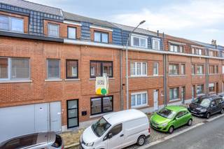 Deze instapklare woning met 170 m² bewoonbare oppervlakte bevindt zich in hartje Halle, op wandelafstand van scholen, winkels en het openbaar vervoer – een toplocatie voor wie comfort en bereikbaarheid belangrijk vindt. EPC B 153