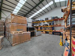 Fantastisch gelegen opslagruimte van 357 m² te huur, gelegen langs de vlot bereikbare en bedrijvige Kortrijksestraat (N50) te Oostkamp.De...