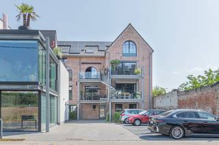 Dit prachtige appartement te koop op de tweede en derde verdieping combineert authentieke charme met modern wooncomfort. Het maakt deel uit van...