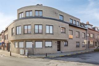 Dit appartement is gelegen in een kleinschalige residentie in het hart van de stad. Het omvat een inkomhal, een lichtrijke woonkamer, een recent volledig vernieuwde keuken, een apart toilet, een praktische berging, drie slaapkamers en een badkamer.Extra troeven zijn de private autostaanplaats binnen het gebouw en de bijkomende berging in de kelderverdieping.Het appartement is volledig voorzien van dubbele beglazing en wordt verwarmd via accumulatoren (elektrisch). De elektriciteit is conform de voorschriften van het AREI en het appartement is asbestveilig.Aangezien het gebouw niet beschikt over een lift, blijven de gemeenschappelijke kosten bijzonder beperkt.