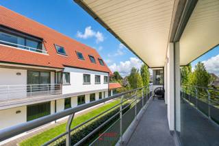 Cet appartement d'angle offre de nombreuses terrasses et une belle luminosité ; c'est un véritable petit bijou. Le hall d'entrée comprend...