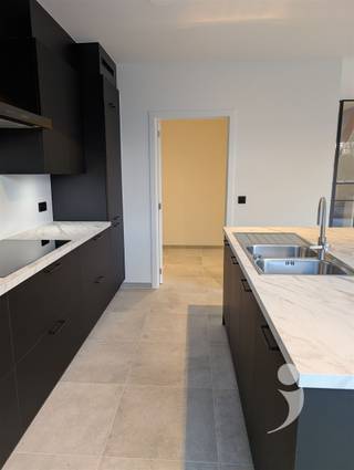 <p><span>Ruime nieuwbouwwoning (halfopen bebouwing) met adembenemende ligging</span></p><p><span>Deze prachtige nieuwbouwwoning, gelegen in een groene en rustige omgeving, wacht op haar eerste bewoners. Een unieke kans om als eerste te genieten van dit gloednieuwe thuis!</span></p><p><span>Bij het binnenkomen valt meteen de ruime inkomhal op, met apart gastentoilet en toegang tot een royale (fietsen)berging van 13,4 m². Via een stijlvolle steellook deur betreedt u de lichtrijke leefruimte, die uitkijkt op de tuin en het zonnige terras (aanleg voorzien begin augustus).</span></p><p><span> </span></p><p><span>De leefruimte gaat vloeiend over in de volledig uitgeruste open keuken, uitgerust met inductievuur, dampkap, dubbele spoelbak, vaatwasser, grote koelkast en oven — en met voldoende opbergruimte om alles netjes weg te bergen. De keuken biedt u verder toegang tot een ruime berging/wasplaats van 6 m².</span></p><p><span> </span></p><p><span>Op de eerste verdieping leidt de brede nachthal naar een verzorgde badkamer met dubbele wastafel, inloopdouche én bad, 4 ruime slaapkamers (13,9 m², 11,8 m², 11,6 m² en 11,4 m²) en een apart toilet. Via een tweede vaste trap bereikt u tot slot de zeer ruime, volledig afgewerkte polyvalente zolder (45 m²) — ideaal als extra slaapkamer, hobbyruimte, leefruimte of speelkamer - en tenslotte de technische ruimte.</span></p><p><span> </span></p><p><span>Buiten biedt de oprit plaats voor 3 tot 4 wagens, en de pas aangelegde voortuin is voorzien van een druppelirrigatiesysteem. De tuin achteraan wordt na de zomer ingezaaid en biedt een weids en ongehinderd zicht op de aangrenzende weilanden — genieten gegarandeerd!</span></p><p><span>De woning is niet gemeubeld en beschikbaar vanaf midden september.</span></p><p><span> </span></p><p><span>Opgelet: de woning wordt momenteel afgewerkt (laatste schilderwerken). De foto's zijn van de reeds afgewerkte, gespiegelde linker woning, ter illustratie.</span></p><p><span>Interesse? </span></p><p><span>Vraag uw bezoek aan via onze website!</span></p><p><span> </span></p><p><span> </span></p>