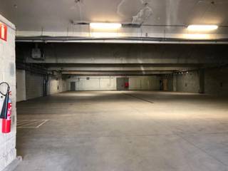 TE HUUR: magazijn van 1.316m² met een vrije hoogte van +/- 5m. Er is een klein kantoor van 158m² met de mogelijkheid om een showroom van 277m² bij te huren. Het magazijn is voorzien van 1 gelijkvloerse poort. Aan de afrit Kontich langs de E19.