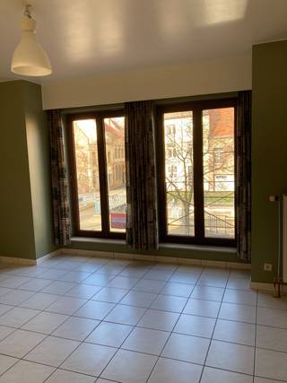 éénslaapkamerappartement op de 1ste verdieping en bijhorende garage in Residentie Begijnenbrug.<br /><br />Bewoonbare oppervlakte 55 m2 . EPC-label C.<br /><br />Appartement omvat : inkomhal, lichtrijke living en eetruimte met aansluitend de keukenhoek, één slaapkamer, badkamer en berging, op het gelijkvloers bevindt zich de garage .<br /><br />Centrale verwarming op gas.<br /><br />Topligging in het centrum van Tienen , E40 ,winkels op 300 m en Station in de nabijheid .<br />
