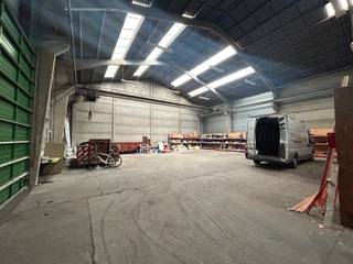 Loods van 1180m² te huur
<ul><li>met ruime parking</li><li>3 sectionale poorten(4,4m hoog)</li><li>betonnen vloer</li></ul>