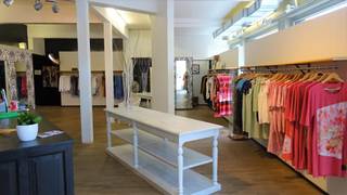 Zeer goed gelegen commerciële ruimte van ca. 129m². Dit pand heeft een vitrine van maar liefst ca. 20,59m. Uitstekend gelegen in het centrum van Tienen! Dit pand omvat 2 aaneengesloten winkelruimtes, opslagplaats, berging, toilet en stadskoer. De verwarming is elektrisch. Door de ligging is dit een uitstekend handelspand. Voor meer info en/of een bezichtiging, kan u zich enkel en alleen registreren via de gele knop "bezoek aanvragen" onder de advertentie of via deze link: https://LTC.mijnhuurprofiel.be/property/c394d91f-89e4-4080-baea-7d05a93c632d. LET OP: telefonische oproepen en mails beantwoorden wij NIET!.