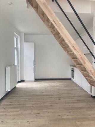 <ul>
<li><span>Une demande de visite peut être introduite via notre site internet : </span><span>https://vicusvastgoed.be/fr/a-louer</span><span>. </span></li>
<li><span>Rendez-vous sur le bien concerné et cliquez sur </span><strong><span>« Demander une visite »</span></strong><span>. </span></li>
<li><span>Après avoir complété </span><strong><span>« Mon profil locataire »</span></strong><span>, nous reviendrons vers vous dans les plus brefs délais. </span><strong><span>NE PAS APPELER.</span></strong></li>
</ul>
<p><span>Cette maison entièrement rénovée est située dans un environnement résidentiel calme et central, à proximité du centre historique de Gand. Grâce à son excellente situation, les commerces, écoles, transports en commun et principales voies d’accès se trouvent à proximité immédiate. Avec un </span><strong><span>Mobiscore de 9,4/10</span></strong><span> et un </span><strong><span>label énergétique EPC A</span></strong><span>, cette habitation offre un confort de vie élevé tout en étant économe en énergie.</span></p>
<p><span>À l’entrée, vous découvrez un espace de vie lumineux avec une cuisine ouverte entièrement équipée. La cuisine dispose d’appareils </span><strong><span>SIEMENS</span></strong><span> de qualité, notamment une plaque à induction, un four à air chaud, une hotte et un lave-vaisselle.</span></p>
<p><span>La maison comprend également </span><strong><span>quatre chambres</span></strong><span>, une salle de bains moderne avec douche à l’italienne et pommeau de douche effet pluie, des toilettes séparées ainsi qu’une agréable terrasse où vous pourrez profiter de moments de détente. Grâce à sa rénovation complète récente, la maison est entièrement prête à emménager et bénéficie de finitions de qualité.</span></p>