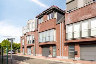 De eigendom wordt aangeboden via de Pre-sale formule. Op zaterdag 19/09/2026 tussen 10:00 en 13:00 kan u de woning op afspraak komen bezichtigen en een bod uitbrengen. De vermelde prijs is een instelprijs. Voor meer info, gelieve contact op te nemen met de dossierverantwoordelijke.<br /><br />De woning heeft een praktische indeling, ruime leefruimtes en een uitstekende energieprestatie met een ideale ligging op wandelafstand van het centrum van Londerzeel en dus goed gelegen qua mobiliteit met de oprit van de A12 (verbinding Antwerpen-Brussel-Mechelen) dichtbij en vlakbij het station van Londerzeel. Ook scholen en winkels liggen op wandelafstand. <br /><br />Deze eigendom beschikt over 3 volwaardige slaapkamers en biedt bovendien een uitzonderlijke troef: een zeer ruime inpandige garage met voldoende plaats voor wagen(s), fietsen en extra bergruimte. Aansluitend zijn er een praktisch bureau en een wasberging, ideaal voor wie comfortabel van thuis uit wil werken.<br /><br />De leefruimte geniet van een aangename connectie met de buitenomgeving. Er zijn maar liefst twee terrassen, waarvan één recent en praktisch werd overdekt. <br />Hierdoor kan je nog meer genieten van het buitenleven, ongeacht het weer.<br /><br />Met zonnepanelen, een laadpaal en een EPC-label A ben je verzekerd van een energiezuinige woning die helemaal mee is met de toekomst. Bovendien is de elektrische installatie conform.<br /><br />Waarom deze woning absoluut een bezoek waard is:<br />Bouwjaar 2009<br />Tweegevelwoning in uitstekende staat<br />3 slaapkamers<br />Zeer ruime inpandige garage + zolderruimte<br />Bureau en aparte wasberging<br />2 terrassen, waarvan één recent praktisch overdekt<br />Zonnepanelen (15 stuks: piekvermogen 5,73 kWp)<br />Thuisbatterij van 10 kWh<br />Laadpaal <br />Conforme elektrische installatie<br />Uitstekend EPC-label A<br />Perfect instapklaar<br />Bijzonder goed onderhouden<br />Gelegen op wandelafstand van het centrum van Londerzeel!<br />Een mooie buitenkans voor jonge koppels, gezinnen of iedereen die op zoek is naar een comfortabele en energiezuinige woning zonder grote werken.<br /><br />Kortom: een verzorgde, toekomstgerichte woning op een uitstekende locatie, waar je meteen je verhaal kan beginnen.<br /><br />Kom deze woning bezoeken tijdens het PRE SALE moment ! <br /><br />Voor meer info: olivia.laporte@dewaele.com 0499 46 93 34<br /><br />De eigendom wordt aangeboden via de Pre-sale formule. Op 19/09/2026 tussen 10:00 en 12:00 kan u het huis op afspraak komen bezichtigen en een bod uitbrengen. De vermelde prijs is een instelprijs. Voor meer info, gelieve contact op te nemen met de dossierverantwoordelijke.<br /><br />Bestuursmaatregelen in het maatregelenregister: nee
