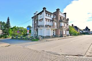 <p>Op de top van de Kluisberg bevindt zich deze karaktervolle eigendom uit 1936, een unieke opportuniteit voor wie op zoek is naar ruimte, potentieel en een uitzonderlijke ligging. Omgeven door groen en rust, geniet de woning tegelijkertijd van een vlotte bereikbaarheid en tal van voorzieningen in de nabije omgeving.<br /><br />Met maar liefst 600 m² aan woonruimte biedt deze eigendom een waaier aan mogelijkheden. De huidige casco toestand vormt de ideale basis om het gebouw volledig naar eigen wens en inzicht in te richten. Denk aan een ruime gezinswoning, een combinatie van wonen en werken of de mogelijke ontwikkeling van zes appartementen, mits het verkrijgen van de vereiste vergunningen.<br /><br />Meer informatie? Contacteer Kyamo De Smet: 0479 06 13 71 of kyamo@immoroman.be</p>