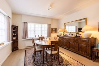 De zuidgerichte tuin vormt een heerlijke plek om te genieten en is bovendien uitgerust met een zwembad. De tuin sluit naadloos aan op de bijzonder ruime veranda, die fungeert als een volwaardige extra leefruimte en een prachtig zicht biedt op het groen.Vanuit de veranda kom je in de lichtrijke woonkamer, waar de indeling verschillende mogelijkheden biedt voor zowel een eethoek als een centraal salon. Aansluitend bereik je ook de gesloten, volledig geïnstalleerde keuken.Vanuit de woonkamer kom je in de inkomhal die een duidelijke verbinding vormt tussen alle ruimtes.Vanuit deze inkomhal heb je toegang tot de garage, maar ook tot het nachtgedeelte op het gelijkvloers. Hier bevinden zich een master bedroom, een tweede kamer met eigen douche en de wasplaats, wat zorgt voor een praktische en comfortabele indeling.Op de eerste verdieping zet de mooie afwerking zich verder door, met twee volwaardige slaapkamers, een badkamer, een bijzonder ruime multifunctionele ruimte en een bijkomende zolderruimte.De woning is uitstekend gelegen op de grens van Kontich en Waarloos, met een vlotte verbinding naar zowel Antwerpen als Brussel.Met een EPC-label C dat dankzij zonnepanelen praktisch richting B evolueert, en een afwerking die tot in de puntjes verzorgd is, kunnen we deze woning zonder twijfel als volledig instapklaar omschrijven.Interesse? Maak eenvoudig een afspraak via onze website met onze digitale assistente Alice.