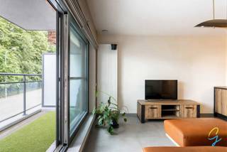 Te koop te Berlare: Instapklaar en energiezuinig appartement op een toplocatie nabij het Dorp<br /><br />Dit recente appartement biedt alle comfort voor wie zorgeloos wil wonen. U beschikt over 2 volwaardige slaapkamers, een ruime en lichtrijke woonkamer met open leefruimte, een aangenaam terras en een praktische indeling. Dankzij de energiezuinige afwerking geniet u van lage energiekosten en optimaal wooncomfort.<br /><br />Extra troeven zijn de private garagebox en de buitenberging, die zorgen voor voldoende opslagruimte. Gelegen op wandelafstand van winkels, horeca en openbaar vervoer, combineert dit appartement een rustige ligging met een uitstekende bereikbaarheid.<br /><br />Graag een bezoek? Contacteer Laura Lauwereys op 0469 14 29 44 of mail naar laura.l@cornelis-goeman.be voor een afspraak.