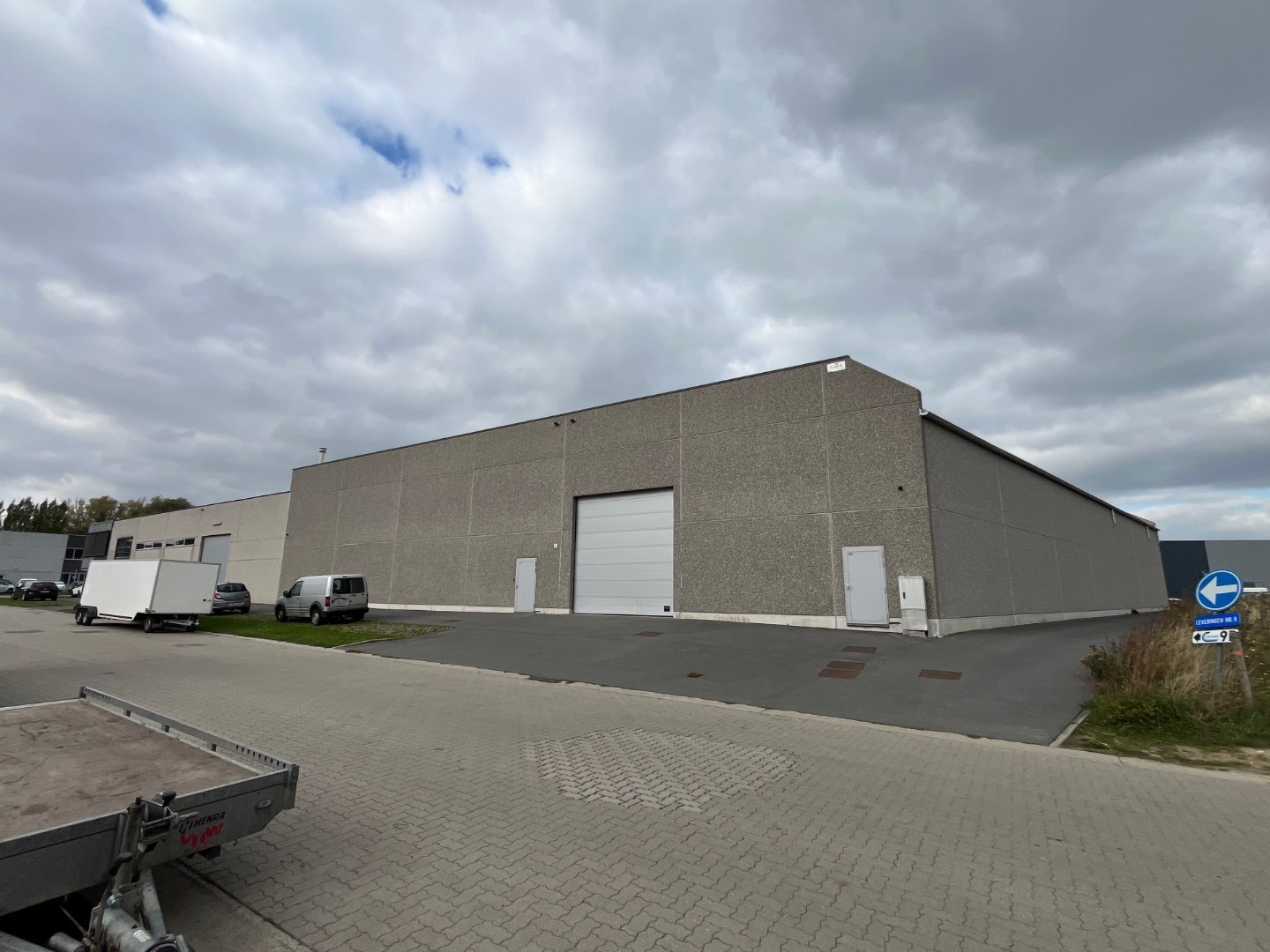 UITSTEKEND GELEGEN WERKPLAATS (699m²) + PARKING ! - foto 1