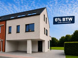 Deze exclusieve halfopen nieuwbouwwoning combineert hedendaagse architectuur met uitzonderlijke volumes, veel lichtinval en een hoogwaardige afwerking. De woning onderscheidt zich door haar indrukwekkende vide boven de leefruimte, grote raampartijen en een doordachte indeling die perfect aansluit bij het moderne gezinsleven.<br /><br />Op het gelijkvloers betreedt u de woning via een ruime inkomhal met vestiaire en gastentoilet. Verder vindt u een praktische berging en een stijlvolle open leefruimte waar keuken, eetplaats en zithoek naadloos in elkaar overvloeien. De grote glaspartijen zorgen voor een overvloed aan natuurlijk licht en bieden een prachtig zicht op het terras en de tuin. Van dit zicht kan je zowel genieten vanuit de keuken/eetkamer als vanuit de hoger gelegen leefruimte als vanuit de slaapkamer op de 2e verdieping.<br /><br />De eerste verdieping biedt een unieke leefverdieping met vide, waardoor een bijzonder ruimtelijk gevoel ontstaat. Hier bevinden zich een royale master bedroom met aansluitende dressing, een eerste badkamer en een apart toilet. Daarnaast creëert de open leefruimte op deze verdieping tal van mogelijkheden als lounge, bureau of tv-kamer.<br /><br />Op de tweede verdieping bevinden zich nog drie volwaardige slaapkamers, een tweede badkamer en een derde apart toilet, ideaal voor gezinnen of wie extra ruimte wenst voor hobby's, thuiswerk of logees.<br /><br />Ook op technisch vlak voldoet de woning aan de hoogste normen. Zo geniet u van vloerverwarming via een lucht-waterwarmtepomp, ventilatie type D met warmterecuperatie en 12 zonnepanelen voor een energiezuinig en toekomstgericht wooncomfort.<br /><br />Buiten beschikt u over een zonnig terras, een aangelegde tuin en een private oprit, terwijl de rustige ligging nabij Leuven, scholen, openbaar vervoer en natuurgebieden zorgt voor een ideale combinatie van bereikbaarheid en woonkwaliteit.<br />Voorlopige oplevering voorzien in de week van 27 juli 2026.<br />6% BTW mogelijk op de constructie, 12% registratie op de grond.