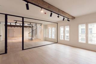 Huis Lumen is een imposante meesterwoning uit de 17e eeuw op een boogscheut van de statige Schuttershofstraat en de Bourlaschouwburg. <br /><br />Na een volledige renovatie biedt dit kantoor van +/- 244m² ruimte aan lichte vergaderruimtes, mogelijkheid tot een fotostudio, onthaal- of wachtruimte, een uitgeruste keuken met domotica, sanitair met douche en twee terrassen. Daarbij is er ook reeds verlichting en een lift aanwezig. <br /><br />Het resultaat is een verfrissend evenwicht tussen licht en intimiteit, vorm en functie, heden en verleden. <br /><br />EPC: label X