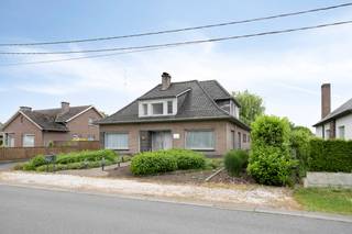This real estate company includes:- Rented house, located in Liebaardstraat 172 in Desselgem. Ideally suited for classic rentals because of its location in a residential area, with shops, schools and childcare in the immediate vicinity.- Rented house, located in Liebaardstraat 174 in Desselgem. - Spacious villa, located at Driekavenstraat 15 in WaregemThis villa, with a living area of 340 m² and a warehouse of 466 m² behind it, is equipped with solar panels. This building is also located in a residential neighborhood, but a limited distance from the E17. - Rented house, located in Kruishoutemseweg 55, Waregem. The total asking price for the property was set at €1,370,500. The asking price for the shares is €1,122,000 + current account. Investment Memorandum available upon request.