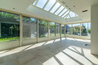 Een ruime (250m²), te moderniseren villa met oa. 3 (mogelijk 5) slaapkamers,<br />ruime woonkamer + veranda (samen 69,00m²), 40 zonnepanelen (op heden nog met <br />certificaten), garage + parking, ideaal gelegen in een verkeersvrij woonerf. <br />Op het gelijkvloers: inkom, living (35.00m²) + mooie veranda (34,00m²), keuken (11.50m²), nachthal met vestiaire en toilet, badkamer (bad, dubbele wastafel), slaapkamers 1 en 2 (14.35 / 17.60m²), garage (24.00m²);<br />Op de eerste verdieping (af te werken): kamer 3 (13.60m²), bureelruimte (10.00m²), douchekamer (douche + wastafel), toilet, inrichtbare zolderruimte (45.00m²);<br />Verder: kelder (18.00m²), oprit, terras en tuin. <br />Buitenschrijnwerk hardhout driedubbel glas + alu dubbel glas <br />Centrale verwarming op aardgas (nieuwe gascondensketel) + airco<br />EPC: label C - 40 zonnepanelen - asbestveilig<br />Perceeloppervlakte: 6a 91ca - kadastraal inkomen: 2.318EUR