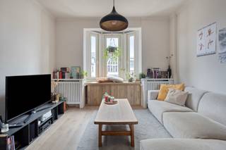 <p><span>Ruim triplex met dakterras op toplocatie</span></p><p><span> </span></p><p><span>In een bijzonder gunstige ligging, vlak bij het stadscentrum, bevindt zich dit ruime triplexappartement. Openbaar vervoer ligt praktisch voor de deur met een tramhalte op wandelafstand, net als het station en de lokale wekelijkse markt. Ook een park in de buurt zorgt voor extra groen en ontspanning. Dankzij deze ligging geniet het pand van een uitstekende mobiscore.</span></p><p><span> </span></p><p><span>Het appartement maakt deel uit van een kleinschalig gebouw en beschikt over een private inkom, wat meteen zorgt voor een sterk gevoel van onafhankelijkheid en privacy. Hoewel het juridisch een mede-eigendom betreft, is de verbondenheid met de andere entiteiten minimaal voelbaar. De gemeenschappelijke kosten blijven daardoor zeer beperkt, buiten de verplichte blokverzekering en eventuele gezamenlijke onderhoudswerken.</span></p><p><span> </span></p><p><span>Bij het binnenkomen is er een ruime inkomhal met voldoende plaats voor fietsen of extra opbergruimte. Via de trap bereiken we de eerste verdieping waar zich de leefruimte bevindt. Deze bestaat uit een open keuken met eetgedeelte en een gezellige zithoek. De aanwezigheid van parketvloeren en een charmante erker creëren hier een warme en lichtrijke sfeer. Op dit niveau vinden we verder nog een apart toilet en een praktische wasruimte.</span></p><p><span> </span></p><p><span>Een echte troef is het royale dakterras van circa 32 m². Deze buitenruimte biedt alle comfort om in alle rust of in gezelschap te genieten van zonnige momenten.</span></p><p><span> </span></p><p><span>Op de bovenste verdieping bevinden zich twee volwaardige slaapkamers (ca. 13 m² en 15 m²) en een badkamer uitgerust met een inloopdouche, dubbel lavabomeubel en een aparte technische ruimte voor de cv-installatie.</span></p><p><span> </span></p><p><span>Tot slot beschikt het pand over een zeer ruime kelder van ongeveer 44 m², ideaal als extra berging.</span></p><p><span> </span></p><p><span>Parkeermogelijkheden zijn aanwezig in de directe omgeving, onder meer ter hoogte van de nabijgelegen supermarkt.</span></p><p><span> </span></p><p><span>Een ideaal aanbod voor wie ruimte, comfort en een centrale ligging weet te waarderen. Zeker een bezoek waard.</span></p>
