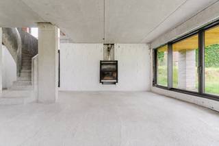 <strong><strong>LIGGING<br /></strong></strong><span>Deze stapelwoning geniet van een uitstekende ligging in een aangename woonwijk in het pittoreske Dikkelvenne, deelgemeente van </span><span><span>Gavere</span></span><span>. Hier woont u in alle rust, omringd door groen en karaktervolle landschappen, terwijl u toch profiteert van een vlotte verbinding naar </span><span><span>Gent</span></span><span>, </span><span><span>Oudenaarde</span></span><span> en de belangrijkste invalswegen.</span><span> Natuurliefhebbers kunnen volop genieten van de nabijgelegen wandel- en fietsroutes doorheen de Scheldevallei en de Vlaamse Ardennen, terwijl dagelijkse voorzieningen, scholen en winkels zich binnen handbereik bevinden. </span><span>Een uitzonderlijke locatie voor wie op zoek is naar een harmonieuze combinatie van rust, natuur, bereikbaarheid en levenskwaliteit.</span>
<p>Het volledige project, bestaande uit 2 aparte entiteiten met individuele toegangen, werd ontworpen met respect voor het natuurlijke reliëf van het terrein en geniet van een unieke ligging met weidse zichten over de omliggende vallei.<strong><br /><br />INDELING<br /></strong><span>Dit duplex villa appartement bestaat uit een royaal woonvolume in casco-afwerking, een overdekt terras, tuin en ruime garage. Dankzij de doordachte opbouw biedt het geheel een waaier aan mogelijkheden voor wie op zoek is naar ruimte, flexibiliteit en architecturale kwaliteit. Het pand</span><span> beschikt over indrukwekkende volumes en werd ontworpen om plaats te bieden aan alle voorzieningen, meerdere slaapkamers en badkamers. Grote raampartijen zorgen voor een optimale lichtinval en creëren een voortdurende connectie met de tuin en het omliggende landschap. De casco-afwerking laat toekomstige eigenaars bovendien volledig vrij om de woning naar eigen smaak en woonwensen af te werken. Eveneens is er mogelijkheid tot het installeren van een interne lift. </span><span>Aan de achterzijde van het perceel bevindt zich een ruime garage met plaats voor 4 voertuigen. </span><span>Een zeldzame kans voor wie architectuur, natuur en ruimte wil verenigen in één bijzonder vastgoedproject.</span></p>
<p><span><strong>Voor meer info of een bezoek:</strong><br /><em>Stéphanie Eeckhout – 0472 13 28 79<br /><br />* Sommige beelden zijn referentiebeelden</em></span></p>
<p><strong> </strong></p>