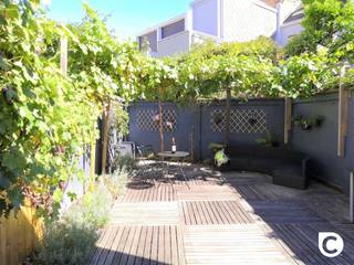 <p><span>Prachtig herenhuis met 4 slaapkamers en grote zonovergoten stadstuin op toplocatie!</span></p><p><span> </span></p><p><span>De woning heeft volgende indeling:  </span></p><p><span> </span></p><p><span>Gelijkvloers (inkomhal - eetkamer - keuken - toilet - living)</span></p><p><span>Bij het betreden van de woning via de inkomhal, valt het oog onmiddellijk op de levendige tegelvloer in combinatie met de rustieke houten elementen, de hoge plafonds en de karakteristieke moluren in uitmuntende conditie. </span></p><p><span>De ruime living op parketvloer beschikt niet enkel over een mooie natuurlijke lichtinval, maar ook over een authentieke, operationele steenkoolkachel. De tegelvloer zoals in de hal vinden we ook in de eetkamer terug, dit met oog op het onderhoud. </span></p><p><span>Aanpalend de eetkamer vinden we het hart van de woning terug, de keuken. Deze is uitgerust met alle gangbare en moderne keukenapparatuur waaronder een 5-pits gasfornuis. </span></p><p><span>Het is niet enkel een mooie en kwalitatieve keuken, ze is tevens enorm praktisch en uniek ingericht. </span></p><p><span>Het gelijkvloers beschikt nog over een gastentoilet inclusief handenwasser.</span></p><p><span> </span></p><p><span>Eerste verdieping (toilet - badkamer - slpk 1 - slpk 2)</span></p><p><span>Op dit verdiep vinden we nog een tweede toilet terug, eveneens met handenwasser. De geheel betegelde badkamer is voorzien van een dubbel lavabomeubel, een aparte douche evenals een ligbad/douche combinatie. </span></p><p><span>Dankzij het grote venster is er een optimale verluchting bovenop een mooi natuurlijke lichtinval. Verder vinden we op dit verdiep nog 2 ruime slaapkamers terug (12m² &amp; 18m²), beiden op karaktervolle parketvloer. Méér dan genoeg plek om deze volledig naar believen in te richten.    </span></p><p><span> </span></p><p><span>Tweede verdieping (slpk 1 - slpk 2)</span></p><p><span>Net zoals de rest van de woning is ook dit verdiep tot in de puntjes opgefrist. De grootste kamer is voorzien van moderne Velux dakvensters, zonnewering incluis. Beide slaapkamers genieten een zéér mooie oppervlakte (12m² &amp; 18m²) en bieden dus veel potentieel wat betreft de invulling ervan.</span></p><p><span> </span></p><p><span>Kelder &amp; zolder</span></p><p><span>De droge kelder met een oppervlakte van 38m² biedt enorm veel opbergruimte. Bovendien zijn ook de aansluitingen voor was- en droogmachine hier terug te vinden. Op zolder is er nog extra opbergruimte voorzien met een oppervlakte van 10m².</span></p><p><span> </span></p><p><span>Stadstuin</span></p><p><span>De ruime stadstuin met veel privacy en nog meer zon, is de ideale plek om even te ontsnappen aan het hectische stadsleven. Elektriciteit is reeds voorzien en het onderhoud is beperkt. De kers op de taart. </span></p><p><span> </span></p><p><span>Huurprijs en beschikbaarheid</span></p><p><span>Huurprijs: €1.900,00/ maand</span></p><p><span>BEschikbaar: 01/08/2026</span></p><p><span> </span></p><p><span>Extra troeven:</span></p><ul><li><span>Mobiscore 9.6/10</span></li><li><span>Prachtige stadstuin</span></li><li><span>Volledig opgewaardeerd</span></li></ul><p><span> </span></p><p><span> </span></p>