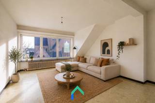 Algemeen<br />Vlakbij het station van Zottegem vinden we dit lichtrijk appartement terug. Het kleinschalig gebouw bestaat slechts uit 4 appartementen en er zijn geen bijkomende gemeenschappelijke kosten. <br />Het appartement is structureel in goede staat. Er is dubbele beglazing en het dak werd in 2019 volledig vernieuwd en geïsoleerd. Er zijn afzonderlijke tellers voor de nutsvoorzieningen en er is een individuele installatie voor de verwarming (centrale verwarming op aardgas). Ook de keuken en de badkamer werden recent vernieuwd. <br /><br />Indeling<br />Via de centrale inkomhal zijn alle ruimtes van het appartement toegankelijk. De leefruimte is bijzonder lichtrijk dankzij de vele ramen en het open zicht. Aansluitend aan de living vinden we de vernieuwde keuken met toegang naar het terras aan de achterkant van het gebouw. De 2 volwaardige slaapkamers hebben een oppervlakte van 15 m² en 12 m² waarvan 1 gelegen is aan de voorkant en 1 aan de achterkant. De badkamer is ook achteraan gelegen en voorzien van een lavabo en inloopdouche. Tot slot is er ook nog een afzonderlijk toilet en een berging waar voorzieningen zijn voor het plaatsen van een wasmachine en droogkast. <br /><br />Varia<br />In de kelder is er nog een bijkomende privatieve berging en een grote gemeenschappelijke ruimte/opslagplaats. <br />Ideaal appartement voor starters of kleine gezinnen! <br /><br />Kosten voor de opmaak van de basisakte (= 750 euro excl. 21% btw) zijn ten laste van de koper. <br /><br />Belangrijkste troeven<br />* Instapklaar en grotendeels recent gerenoveerd<br />* Veel lichtinval en open zicht<br />* Nabij treinstation Zottegem<br />* 2 volwaardige slaapkamers<br /><br />Benieuwd naar deze opportuniteit? Neem snel contact op met Tim voor een bezoek ter plaatse.<br /><br />📞 0487 40 21 28<br />📧 tim@gentill.be