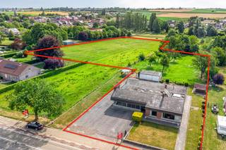 Uniek geheel op bijna 1,5 hectare met een woongedeelte van ruim 200m² alles gelijkvloers, een polyvalente ruimte van 70m² (oorspronkelijk electricteitswinkel nadien appartement kan dienstdoen voor inwonende ouder(s) of als kantoor aan huis) en 3 vergunde garageboxen die perfect kunnen dienstdoen voor het stallen van paarden en 45m² kelders voor opslag. Kortom een pand met zeer veel mogelijkheden en zeker met de aanliggende weides een uniek geheel voor het houden van paarden aan de privaatwoning! Contacteer ons om de mogelijkheden van dit geheel te verkennen!
