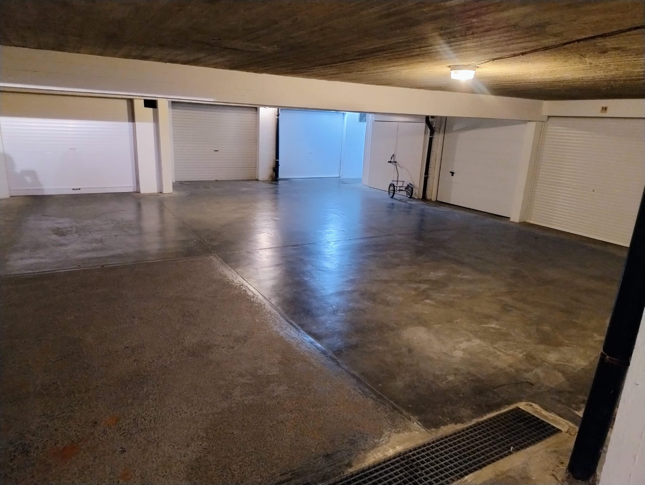 Ruime en gemakkelijk toegankelijke garagebox, gelegen in een straat direct achter de Zeedijk - photo 5