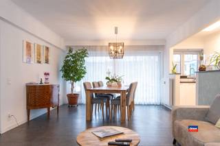 <p><span>HOBOKEN | SUN RESIDENCE | VOLLEDIG GERENOVEERD APPARTEMENT MET TWEE SLAAPKAMERS, RUIM TERRAS EN KELDER | GARAGEBOX OPTIONEEL | EPC A | </span></p><p><span>Indeling als volgt: inkomhal - toilet - wasplaats - leefruimte met open, volledig geïnstalleerde keuken en aanpalende bergplaats - ruim terras - badkamer met bad en lavabomeubel - twee slaapkamers. </span></p><p><span>Gemeenschappelijke fietsenstalling, privatieve kelder. Elektrische installatie conform het AREI. </span></p><p><span>Mogelijk tot aankoop van grote achterliggende garagebox met automatische sectionaalpoort (30.000,00 EUR). </span></p><p><span>Dit goed geïsoleerd appartement is zeer gunstig gelegen op de eerste verdieping van een goed onderhouden gebouw met lift in een rustige woonwijk.</span></p><p><span>Park Sorghvliedt, grootwarenhuis, scholen en openbaar vervoer liggen op wandelafstand. </span></p>