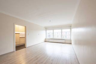 Op te frissen, ruim appartement met 2 grote slaapkamers en terrasje.Het appartement bevindt zich op de tweede verdieping van een verzorgd gebouw en...