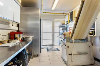 Deze gerenommeerde bakkerij met verder af te werken woongedeelte ligt net buiten het centrum van Oostende in een woonwijk aan het Sint-Catharinaplein. Het handelsgedeelte bestaat uit een winkelruimte en ruime werkplaats. Het bovenliggende woongedeelte moet verder afgewerkt worden, maar voorziet een prachtige, unieke woonst. Het omvat een leuke zithoek met toegang tot een ruim terras, een ruime leefkeuken, een extra salon, bureau of lounge-ruimte. Op de verdieping zijn er twee kamers met twee badkamers, waarvan één ensuite en met een extra terras. De zolderverdieping bevat een derde slaapkamer en twee andere polyvalente ruimtes. Kortom een handelsruimte met unieke woonst op een leuke locatie. De plannen van het af te werken woongedeelte zijn reeds beschikbaar! Voor meer informatie of een bezoek, mail of bel naar, kris.bauwens@albert.immo of 0470/51 04 09