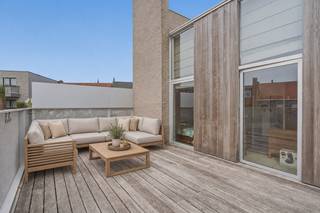 Op de eerste verdieping van een verzorgd appartementsgebouw in het centrum van Aartrijke bevindt zich dit instapklare appartement met een bewoonbare oppervlakte van 88 m². De lichtrijke leefruimte met open keuken vormt het hart van de woning en biedt alle comfort voor dagelijks wonen. De volledig uitgeruste keuken beschikt over alle nodige inbouwtoestellen en sluit naadloos aan op de leefruimte. Via beide slaapkamers heeft u rechtstreeks toegang tot het ruime, zonnige terras van maar liefst 27,5 m², afgewerkt in stijlvolle bankirai. De badkamer is ingericht met een ligbad, dubbele lavabo en praktische opbergkasten, terwijl er ook een afzonderlijk gastentoilet aanwezig is. Het appartement is voorzien van aluminium ramen met dubbele beglazing en behaalt een lage EPC-label C, waardoor er geen renovatieplicht geldt. Het gebouw omvat slechts acht appartementen wat zorgt voor een aangename en kleinschalige woonomgeving.<br />Dankzij de centrale ligging bevinden winkels, scholen, openbaar vervoer en andere voorzieningen zich op wandelafstand. Een ideale eigendom voor eigen bewoning of als interessante investering.<br />Er is tevens de mogelijkheid om een garage bij te kopen . <br />EPC: 216 kWh/m² (Vg, Wg, Gmo, Gvkr, Gvv) Ref. OU28962
