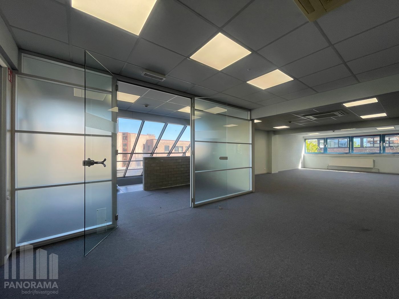 Commercial building with a 105 m² warehouse and 400 m² fitted offices in a prime location. - photo 5