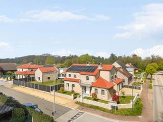 Deze woning in mediterrane stijl is rustig gelegen in Kaulille (Bocholt) op een perceel van 899 m². De woning beschikt over een inkomhal met gastentoilet, een leefruimte, eetkamer, keuken, wasplaats, vier slaapkamers, twee badkamers en een dubbele inpandige garage. Daarnaast is er een volledig ingericht bijgebouw aanwezig.<br /><br />Indeling:<br />Via de centrale inkomhal met gastentoilet betreedt u de woning. Van hieruit heeft u toegang tot de open leefruimte met zithoek en eethoek, die in verbinding staat met de keuken. De keuken is uitgerust met een inductiekookplaat, afzuigkap, vaatwasser, microgolfoven, combi-oven en voldoende opbergruimte. Aansluitend bereikt u de berging/wasplaats, de inpandige garage en de tweede badkamer. Verder bevindt zich op het gelijkvloers nog één ruime slaapkamer, die eveneens perfect kan dienen als bureau of kantoorruimte.<br /><br />Verdieping:<br />Op de verdieping bevinden zich drie slaapkamers en een ruime badkamer dewelke voorzien is van een ligbad, inloopdouche, toilet en dubbele wastafel.<br /><br />De woning is bovendien gedeeltelijk onderkelderd en toegankelijk via de inpandige garage.<br /><br />Bijgebouw:<br />Het bijgebouw wordt betreden via een inkomhal met gastentoilet. Van hieruit heeft u toegang tot de leefruimte met open keuken, uitgerust met de nodige toestellen. Op de verdieping bevinden zich nog één slaapkamer, een wasplaats en een badkamer met douche, enkele wastafel en toilet.<br /><br />Bijzonderheden:<br />* Centrale ligging nabij voorzieningen en scholen<br />* Volledig ingericht bijgebouw<br />* Voldoende parkeergelegenheid aan de woning<br />* Zonnepanelen en thuisbatterij<br />* Veel lichtinval<br />* Voorzien van elektrische rolluiken