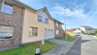 Op zoek naar een<strong> instapklare woning </strong>op een rustige locatie, maar toch vlak <strong>bij het centrum van Roeselare</strong>?<br />Dan is Boomhaardstraat 57 zeker een bezoek waard!<br /><br />Deze verzorgde woning is gelegen in een <strong>doodlopende straat</strong>, wat zorgt voor extra rust en veiligheid, ideaal voor gezinnen met kinderen.<br /><br />Op het gelijkvloers vindt u een inkomhal met gastentoilet, een <strong>lichtrijke leefruimte met zicht op de tuin</strong>, een open keuken en een garage.<br />De zonnige <strong>zuidgerichte tuin met terras</strong> vormt de perfecte plek om te genieten van lange zomeravonden.<br /><br />De verdieping beschikt over <strong>drie ruime slaapkamers</strong>, een comfortabele badkamer met lavabo, bad/douche en toilet, evenals een praktische bovenberging/<strong>dressing</strong>.<br />Daarnaast is er nog een zolderruimte aanwezig, ideaal als extra bergruimte.<br /><br />Met een EPC van 179 kWh/m² jaar en een <strong>B-label</strong> is deze woning bovendien energiezuinig, wat zorgt voor lagere energiekosten en extra wooncomfort.<br /><br />Kortom, een ideale starterswoning, gezinswoning én interessante investering op een <strong>toplocatie in Roeselare</strong>.<br /><br /><strong>Troeven:</strong>
<ul>
	<li>Rustige ligging in doodlopende straat</li>
	<li>Nabij centrum van Roeselare</li>
	<li>3 ruime slaapkamers</li>
	<li>Zuidgerichte tuin met terras</li>
	<li>Garage</li>
	<li>Energiezuinig (EPC-label B)</li>
	<li>Instapklaar</li>
</ul>
<br /><strong>Interesse? Contacteer ons voor een bezoek!<br />051 21 11 11 of matias@imfiro.be</strong><br /><br /> 