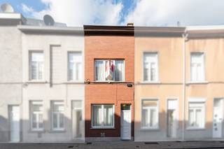 <p>Deze stadswoning combineert een centrale ligging met een praktische indeling en drie volwaardige slaapkamers. Dankzij de ligging in een levendige en goed bereikbare buurt geniet u van winkels, scholen en openbaar vervoer op korte afstand. De woning dateert uit de periode 1875-1899 en beschikt over aangename leefruimtes met veel mogelijkheden voor wie een huis in Gent wil kopen. De ruime keuken en lichtrijke leefruimte zorgen voor een comfortabele woonomgeving. Een compacte koer biedt bovendien een extra buitenruimte in hartje stad.</p>

<p> </p>

<p>Belangrijkste ruimtes:<br />• Woonkamer (29,3 m²) met aangename leefruimte en veel lichtinval<br />• Keuken (19,04 m²) met ingemaakte kasten en toestellen<br />• Badkamer (9,7 m²) met ligbad, enkele wastafel en aansluiting voor wasmachine en droogkast<br />• Slaapkamer (12,52 m²)<br />• Slaapkamer (12,16 m²)<br />• Slaapkamer (12,42 m²)<br />• Koer (1,2 m²)</p>

<p>Troeven:<br />• Centrale ligging in Gent nabij station, scholen en openbaar vervoer<br />• 3 volwaardige slaapkamers<br />• Karaktervolle woning met praktische indeling</p>

<p>Neem vandaag nog contact op met je ERA-makelaar voor een bezoek. JOUW DROOMHUIS. ZO GEVONDEN!</p>