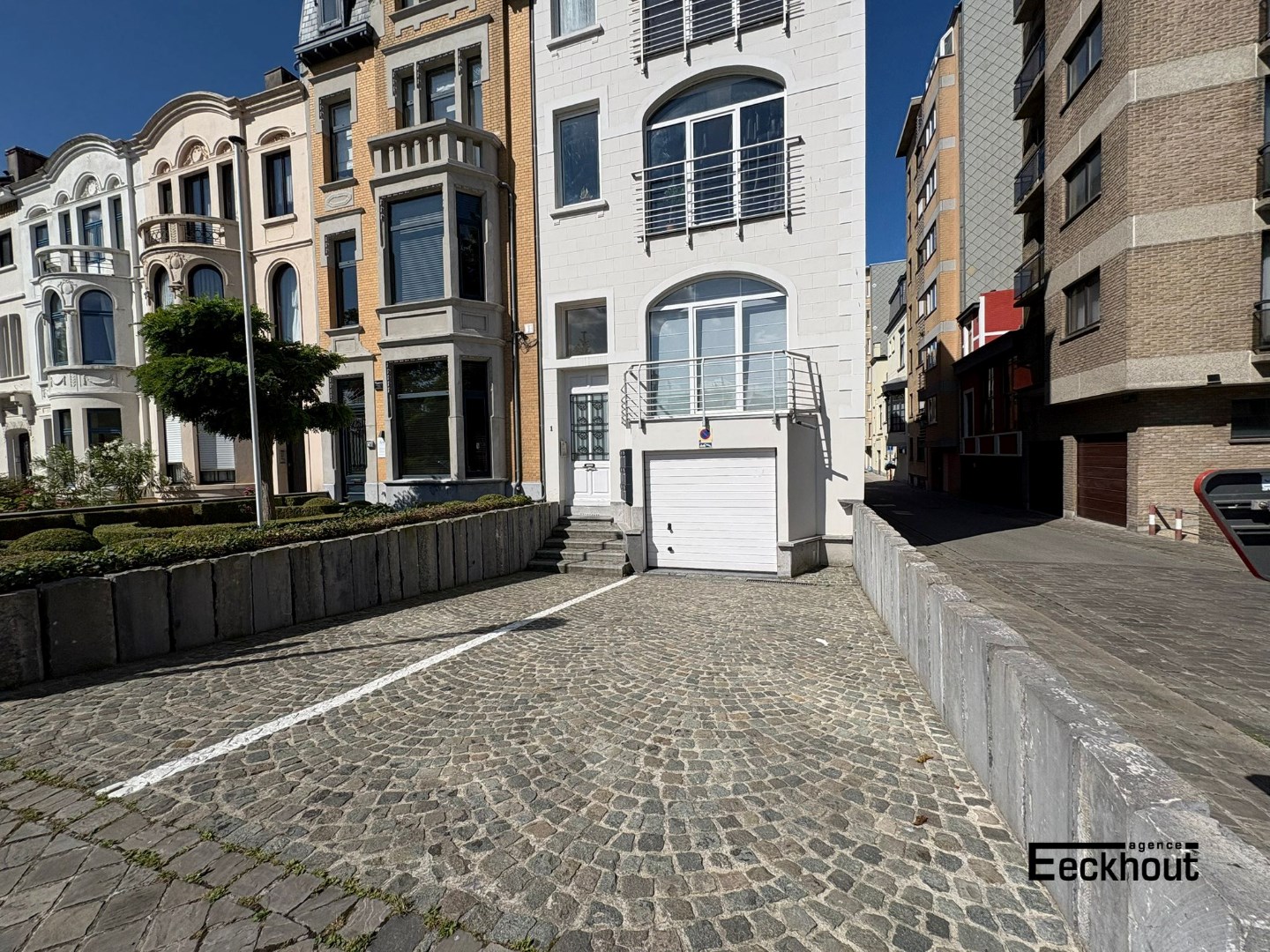 Ruime garagebox met oprit/parkeerplaats op gegeerde ligging - foto 1