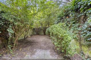 <p><span>Dit multifunctioneel eigendom is door IMMO-TIME in GEEN TIJD verkocht. Wilt u ook in GEEN TIJD succes boeken? Contacteer ons dan voor een vrijblijvende waardebepaling of spring gerust binnen op ons kantoor op de Vismarkt te Leuven voor een eerste kennismaking zodat wij met veel enthousiasme onze werkwijze en onze interessante voorwaarden aan u kunnen voorstellen. Bij IMMO-TIME staan tijd en service immers centraal. Tijd voor u en met aandacht van uw wensen.</span></p><p><span>Midden in het bruisende handelscentrum van Mortsel, vlakbij het openbaar vervoer, scholen, winkels en met de perfecte verbinding naar Brussel en Antwerpen toe, zijn wij verheugd dit multifunctioneel eigendom met veel visibiliteit op een perceel van 120 m² te koop aan te bieden.<br />Deze volledig te renoveren woning met als bouwjaar 1930 heeft een nuttige bewoonbare oppervlakte van 136 m².<br />Deze handelswoning beschikt over een gevelbreedte van 5,5 m en heeft een perceelsdiepte van 26,5 m. <br />Bovendien , na het verkrijgen van een positieve omgevingsvergunning, bestaat de mogelijkheid, na afbraak van de huidige woning, om een kleinschalige meergezinswoning te realiseren. Op het gelijkvloers zou een polyvalente ruimte met een netto-bewoonbare oppervlakte van 65 m², op de eerste en tweede verdieping telkens een 1slaapkamer appartement met een netto-bewoonbare oppervlakte van 60 m² gerealiseerd kunnen worden.<br />Verder beschikt deze woning over een leuke stadstuin met veel privacy.<br />Bovendien bestaat de mogelijkheid om 1 garagebox aan te kopen in de onmiddellijk omgeving.<br />Kortom, dit multifunctioneel eigendom met karaktervolle voorgevel op een topligging is zeker uw aandacht waard. Voor snelle beslissers.</span></p><p><span> </span></p>