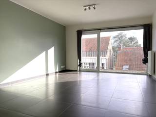 In het hart van Landegem bevindt zich dit dakappartement van 72 m² met balkon aan de voorzijde.Het appartement omvat een lichtrijke woonkamer met...