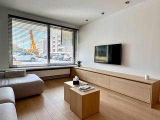 Recent gerenoveerd twee-slk-appt om de hoek van het strand.Dit appartement is in nieuw staat, maatmeubilair, groot terras, gelijkvloers,...