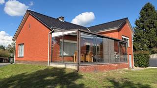 Zeer rustig gelegen landhuis met tuin op 5 are 79 ca, nabij de grens met Keerbergen. Zuid georiënteerd.<br />Centraal gelegen op 2,3km van school Atheneum Keerbergen, op 2,5km van centrum Tremelo en scholen, en op 3,4km van centrum Keerbergen en scholen.<br />Omvat: inkomhal met vestiaire, wc, living 32m² met inbouwhaard + ruime veranda 24m², recent ingerichte moderne keuken met eethoek, 3 slaapkamers (16m² - 14m² - 8,7m²), badkamer met 2de wc, ruime wasplaats-berging met douche, garage.<br />Perfecte staat van onderhoud en instapklaar.<br />Bouwjaar 1972 - dakbedekking vernieuwd in 2003. Ki 1.579 euro.<br />De woning zal voorzien worden van 3 warmtepomp/airco units voor verwarmen en koelen in living en 2 slaapkamers + CV met mazout.<br />EPC 369 kwh/m² - energielabel D - simulatie met thans in uitvoering zijnde verbeteringen = 3 warmtepomp/airco units voor verwarmen en koelen in living en 2 slaapkamers + CV met mazout in andere ruimtes (voor verbeteringen 683 kwh/m²).<br />Totale vloeroppervlakte: 215m².<br />De woning is beschikbaar in april/mei 2027.<br />Stedenbouwkundige vastgoedinformatie: woongebied - vergunning uitgereikt - verkavelingsvergunning - geen voorkooprecht ruimtelijke ordening - geen maatregelen in het Vlaams Handhavingsplatform - geen rechterlijke herstelmaatregel of bestuurlijke maatregel opgelegd.<br />Geen risicozone voor overstromingen - gebouwscore A - perceelscore A en een zeer klein stukje tegen de straat B pluviaal.