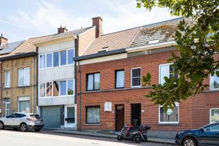 <p>Het eerste wat opvalt als je binnenkomt is dat alles kraaknet is, en dat de woning over de jaren zeer goed onderhouden werd. Er heerst ook een  gezellig sfeer over de ganse woning. Het terras en de tuin zijn opvallend anders en aangenaam om veel  te vertoeven.  Er mag ook gezegd worden dat de constructie, dat volledig onderkelderd is, zeer solide en duurzaam werd gebouwd.<br />Het EPC moet eindelijk een C score zijn maar de eigenaars vinden de facturen niet meer van de isolatie en het dak dat ze renoveerden. We hebben ook een asbestveilig attest mogen ontvangen.<br /><br />Indeling gelijkvloers : inkomhall, living, eetplaats, keuken, terras. De vernieuwde badkamer met grote inloopdouche, lavabo en toilet. <br />Eerste verdieping : twee ruime slaapkamers waarvan één vooraan en één achteraan.<br />Tweede verdieping : twee ruime slaapkamers alsook een derde kleine ruimte dat oorspronkelijk voorzien werd voor een extra toilet te zetten. <br /><br />De woning is dus ook volledig onderkelderd en zeer praktisch als wasplaats, extra keukentje en veel stockage ruimte. <br />Twee terrassen (boven en beneden) en een mooie tuin met tuinhuisje.<br /> <br />Kom zeker een bezoek brengen als u op zoek bent naar een charmante instapklare woning aan de rand van Ronse op Kammeland.<br />De nabijheid van alle lokale voorzieningen in een rustige, aangename omgeving maakt deze woning zowel praktisch als aantrekkelijk. <br />Contacteer ons op het nr 0475/34.00.40 Wij helpen u graag verder met jullie zoektocht naar een nieuwe woonst. <br /><br /> </p>
